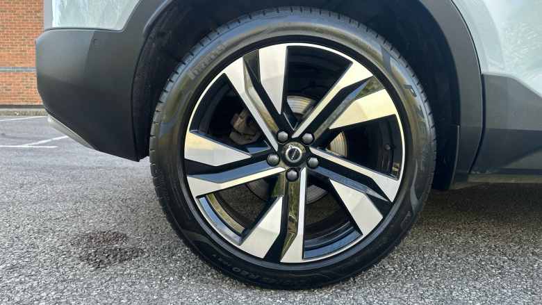 Volvo XC40 2.0 B4P Ultra Dark 5dr Auto Petrol Estate